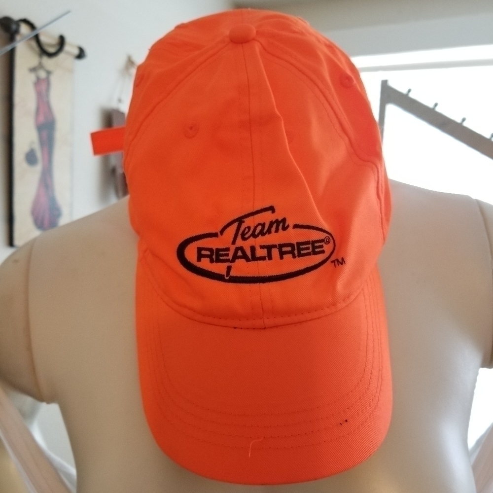 Team realtree orange hat.